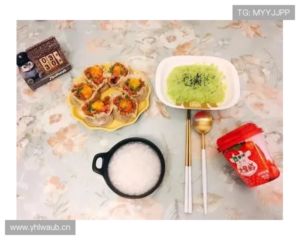 吴柳芳又发早餐照，随手一个杯子都值我半个月工资，坐那儿空气都高级感满满